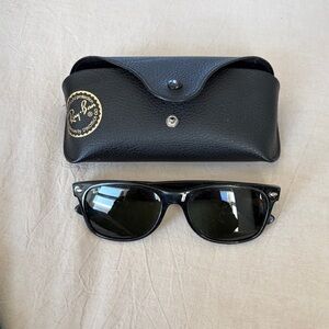 Ray-Ban Black Gloss Wayfarer Sunglasses with Black Case
